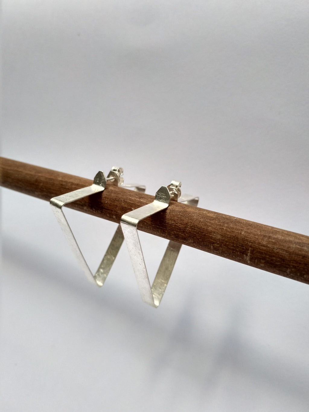 Pendientes Folium Triángulos finos