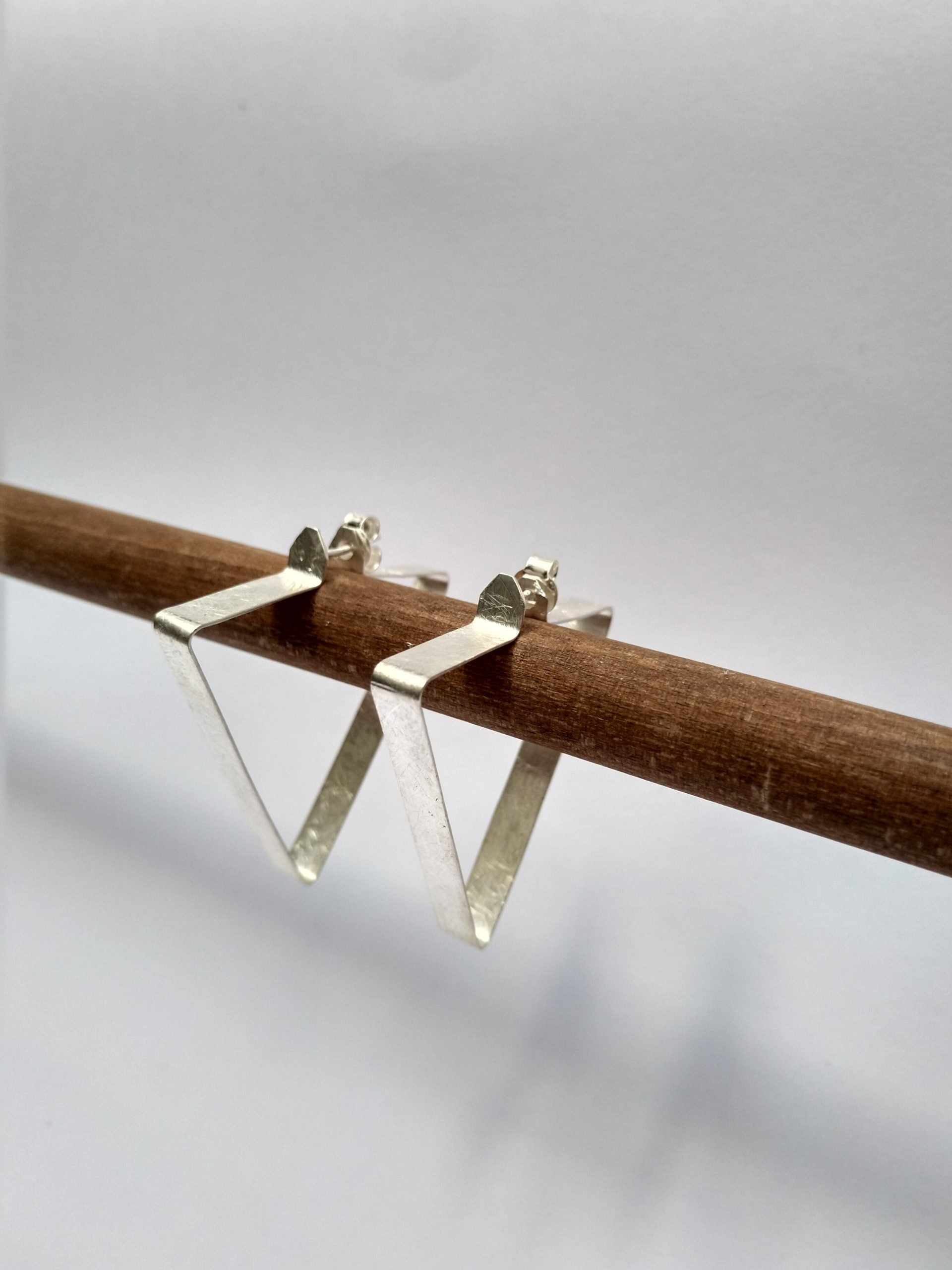 Pendientes Folium Triángulos finos