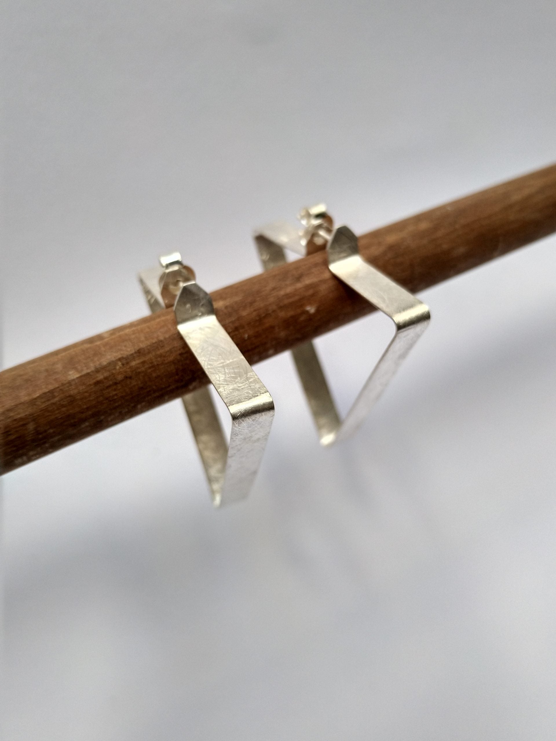 Pendientes Folium Triángulos finos